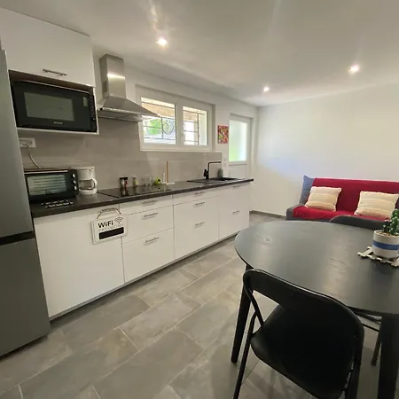 Rez-de-chaussée Rénové Avec Jardin Clos, à 1,6 Km De La Plage, Idéal Pour 2 Adultes Et 2 Enfants - Fr-1-364-142 *